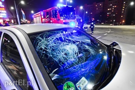 Zderzenie opla z volvo przed centrum handlowym