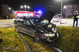 Zderzenie opla z volvo przed centrum handlowym