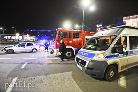 Zderzenie opla z volvo przed centrum handlowym