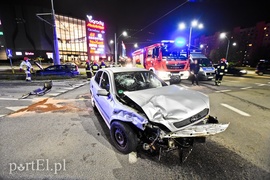 Zderzenie opla z volvo przed centrum handlowym