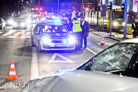 Zderzenie opla z volvo przed centrum handlowym
