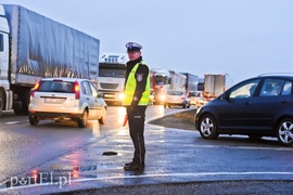 Wyprzedzała na zakręcie, skończyła w rowie i bez prawa jazdy