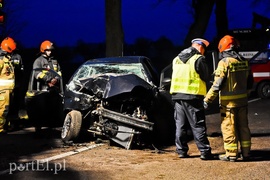 Fiat uderzył w drzewo pod Milejewem