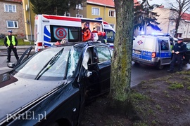 Uderzył w drzewo na ul. Grottgera