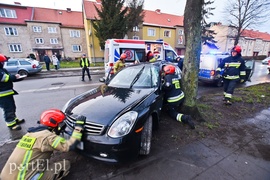 Uderzył w drzewo na ul. Grottgera