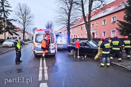 Uderzył w drzewo na ul. Grottgera