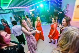 Są takie noce, od innych łaskawsze, kiedy się wolno wygłupić