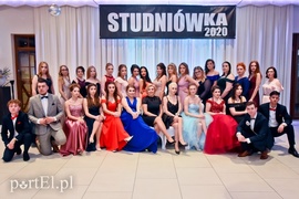 Są takie noce, od innych łaskawsze, kiedy się wolno wygłupić