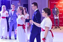 Są takie noce, od innych łaskawsze, kiedy się wolno wygłupić
