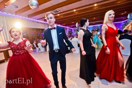 Są takie noce, od innych łaskawsze, kiedy się wolno wygłupić
