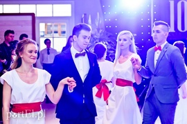 Są takie noce, od innych łaskawsze, kiedy się wolno wygłupić