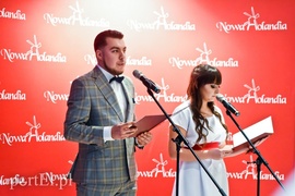Są takie noce, od innych łaskawsze, kiedy się wolno wygłupić