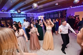 Są takie noce, od innych łaskawsze, kiedy się wolno wygłupić