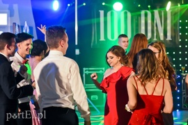 Są takie noce, od innych łaskawsze, kiedy się wolno wygłupić