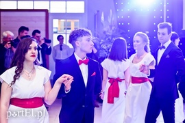 Są takie noce, od innych łaskawsze, kiedy się wolno wygłupić