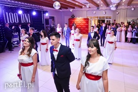 Są takie noce, od innych łaskawsze, kiedy się wolno wygłupić