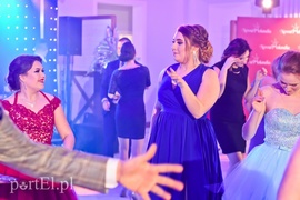 Są takie noce, od innych łaskawsze, kiedy się wolno wygłupić