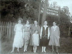 - Moja mama stoi po prawej stronie na zdjęciu wykonanym w 1931 roku w parku Englisch Brunne - pisze pan Wolfgang.