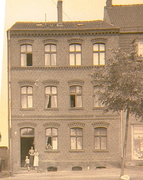 Babcia pana Wolfganga (stoi w środku), która odziedziczyła dom przy al. Grunwaldzkiej 97 po swoim ojcu i poślubiła Maxa Robillera.