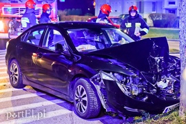Zasłabł za kierownicą i uderzył w drzewo