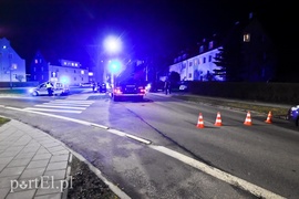 Zasłabł za kierownicą i uderzył w drzewo