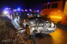 Uderzył w auto stojące na poboczu