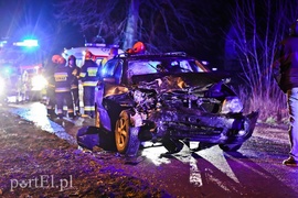 Uderzył w auto stojące na poboczu