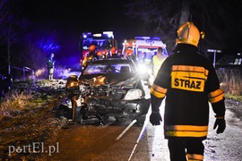 Uderzył w auto stojące na poboczu