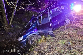 Uderzył w auto stojące na poboczu