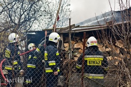 Pożar garażu z dwoma samochodami