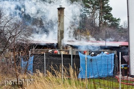 Pożar garażu z dwoma samochodami