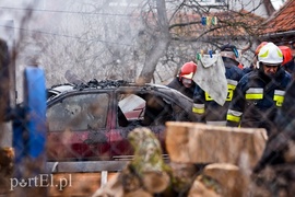 Pożar garażu z dwoma samochodami