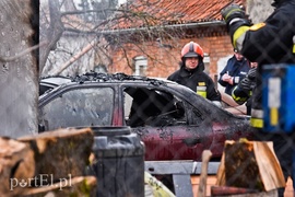 Pożar garażu z dwoma samochodami