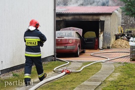 Pożar garażu z dwoma samochodami