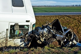 Czołowe zderzenie mercedesa z ciężarówką