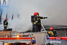 Spłonęła stolarnia w Dąbrowie, z ogniem walczyło około 30 strażaków