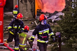 Spłonęła stolarnia w Dąbrowie, z ogniem walczyło około 30 strażaków