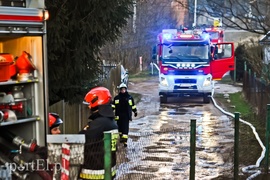 Spłonęła stolarnia w Dąbrowie, z ogniem walczyło około 30 strażaków