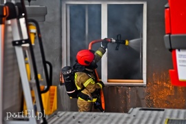Spłonęła stolarnia w Dąbrowie, z ogniem walczyło około 30 strażaków