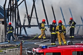 Spłonęła stolarnia w Dąbrowie, z ogniem walczyło około 30 strażaków