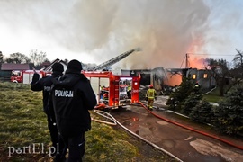 Spłonęła stolarnia w Dąbrowie, z ogniem walczyło około 30 strażaków