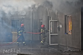 Spłonęła stolarnia w Dąbrowie, z ogniem walczyło około 30 strażaków