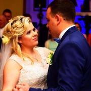 Mam najcudowniejszego męża na świecie mój Adrian jest bardzo kochany przynosi mi kwiaty, obsypuje komplementami, pieczę ze mną rogaliki, bardzo się o mnie troszczy i naszego malutkiego synka. Codziennie rano wita Nas uśmiechem i buziakiem, całuje i tuli na dobranoc. Kupił mieszkanie i robi w nim remont po swojej pracy ciężko haruje by naszej trójce nic w życiu nie zabrakło i żeby jak najszybciej przeprowadzić się do wymarzonego domku. Bardzo kocham mojego męża jest wspaniały.
 Anna