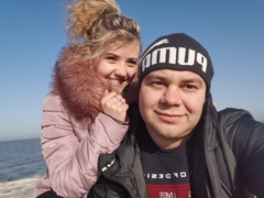 Nawet po burzy wychodzi słońce i tak jest w naszym przypadku. Jest coś pięknego i doceniamy to gdy zaczynamy to trącić żeby potem to odnowić i nawet po nocy w pracy dalej jest energia żeby przywitać dzień na plaży.
Mateusz