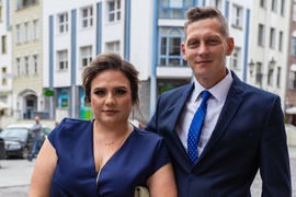 Cenię swojego męża za to, że:
- od prawie 17 lat mam w nim operacie, kiedy byłam w szpitalu, kiedy musieliśmy zmierzyć się z odejściem najbliższych osób ? zawsze był przy mnie,
- wspierał mnie i nie odstąpił na krok kiedy rodziły się nasze córeczki - niektórzy faceci nie daliby rady, a on dzielnie przecinał pępowinę,
- jest super tatą, a zabawa Domkiem Peppy, w sklep czy robienie koralików nie jest mu straszna,
- pamięta o moich urodzinach i imieninach oraz o naszych rocznicach - ma trochę ułatwione zadanie, bo urodziłam się w Sylwestra, imieniny mam w Dzień Babci, a datę ślubu ma wygrawerowaną na obrączce, ale liczy się pamięć,
- pomimo tylu lat stać go czasem na romantyczny gest ? wracam z kąpieli a tu pokój pełen świeczek, raz nie udało mu się ich zapalić, bo nie mógł znaleźć zapałek, a w domu wszystko mamy na prąd - ale liczy się gest, nie mogę narzekać,
- jeszcze nie zwariował mieszkając z samymi babami (żona, dwie córki, teściowa i piesek-sunia)

Jednak przede wszystkim cenię Go za to, że mnie kocha, a ja kocham Jego. Że mogę z nim dzielić wszystkie moje smutki, ale i radości, a wtedy smutku jest o połowę mniej, a radości dwa razy więcej.
Agnieszka