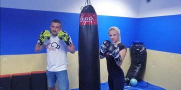 Mojego narzeczonego cenię sobie przede wszystkim za wsparcie które jest bardzo ważne w związku.. Nasz związek nie jest jakiś długi trwa 1,5 roku. A ja zaczęłam szybko poważnie chorować. A on zawsze jest przy mnie, wspiera mnie w każdej chwili mojego życia, kiedy jest mi ciężko on zawsze jest. I to dla mnie jest piękne wzajemnie wsparcie w związku. A w moje urodziny 13.09.2019 r zrobił mi piękny prezent, zaręczyliśmy się. Myślę że taka kolacja będzie fajnym podziękowaniem za to co dla mnie robi, pod koniec lutego mija nam 1,5 roku w ramach tego kolacja to będzie świetny, niezapomniany prezent z tej okazji.  Dodam że narzeczony interesuje się boksem co widać po zdjęciach które przesyłam, dodatkowo łączy nas boks, niestety ja muszę poczekać z takimi treningami z powodu choroby, ale mam nadzieję że będę mogła niedługo ćwiczyć z nim, może będę lepszą bokserką.
Agnieszka