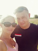 Okazuje się, ze przy posiadaniu dwójki małych dzieci ciężko jest znaleźć w swoim telefonie wspólne zdjęcie z mężem, jednak mimo wszystko udało się. 
I gdy przypomniałam sobie okoliczności tego zdjęcia - wrzesień 2019, piękna pogoda, ostatnie dni ciepła - uzmysłowiłam sobie, ze cenie męża właśnie za to, że jest takim moim prywatnym słoneczkiem, które uprzyjemnia mi każdy dzień. 
Paulina