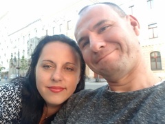 Kocham bardzo, zawsze mogę liczyć na mojego Skarba w tym roku mamy 17- nastą rocznicę ślubu. Chcę być przy nim w dzień i w nocy chce patrzeć jak słodko wieczorem zamyka oczy i chcę szeptać mu do uszka że jest miłością mojego życia.
Agnieszka
