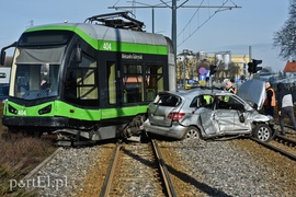 Zderzenie mercedesa z tramwajem na rondzie Solidarności