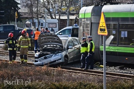 Zderzenie mercedesa z tramwajem na rondzie Solidarności Zderzenie mercedesa z tramwajem na rondzie Solidarności